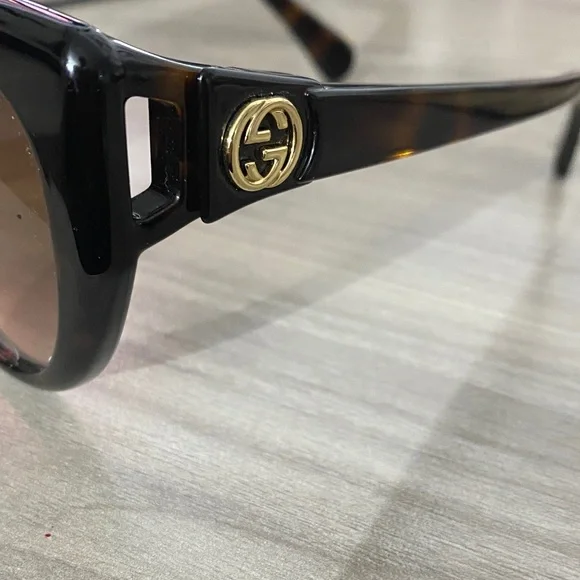 Gucci Brown Tortoise Sunglasses EUC display picture 2